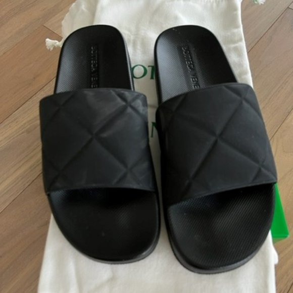 MENS BOTTEGA VENETA BLACK RUBBER QUILTED DESIGN POOL SLIDES SZ 41 / 9 - Picture 2 of 8